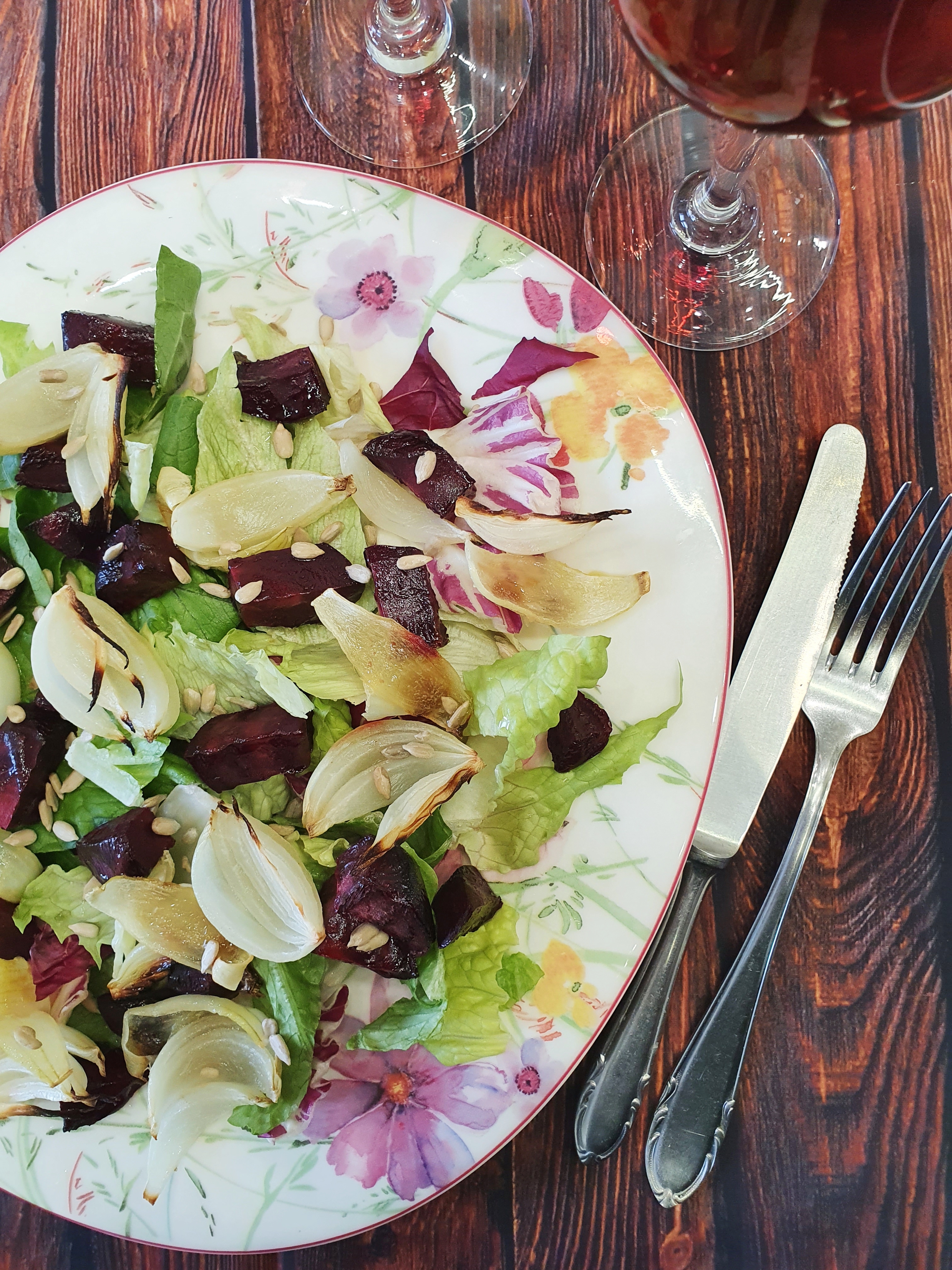 Зелена салата с печени кореноплодни