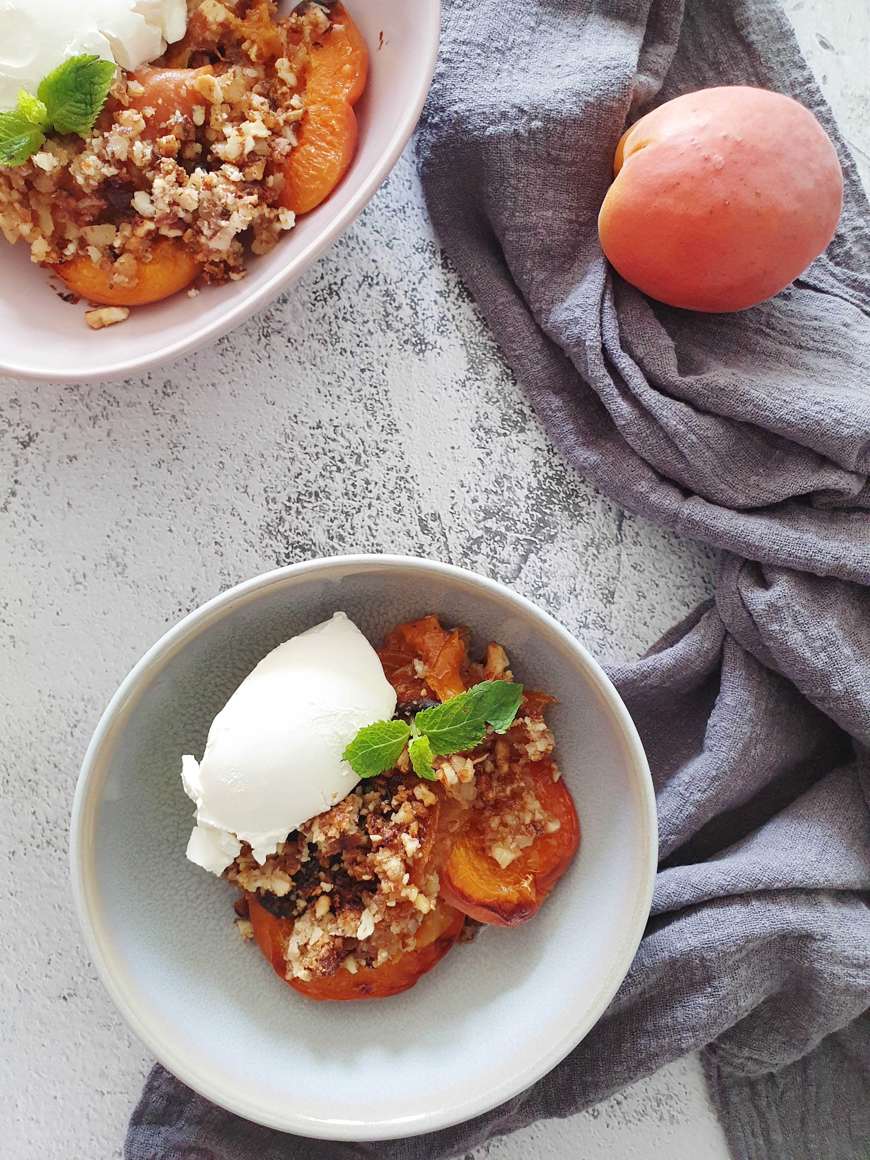 Крамбъл с кайсии